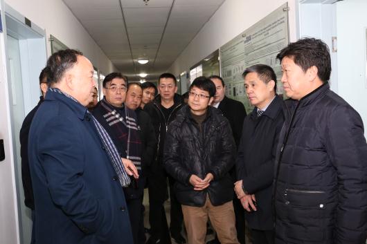 甘肃中医药大学博导团参观药学院实验室