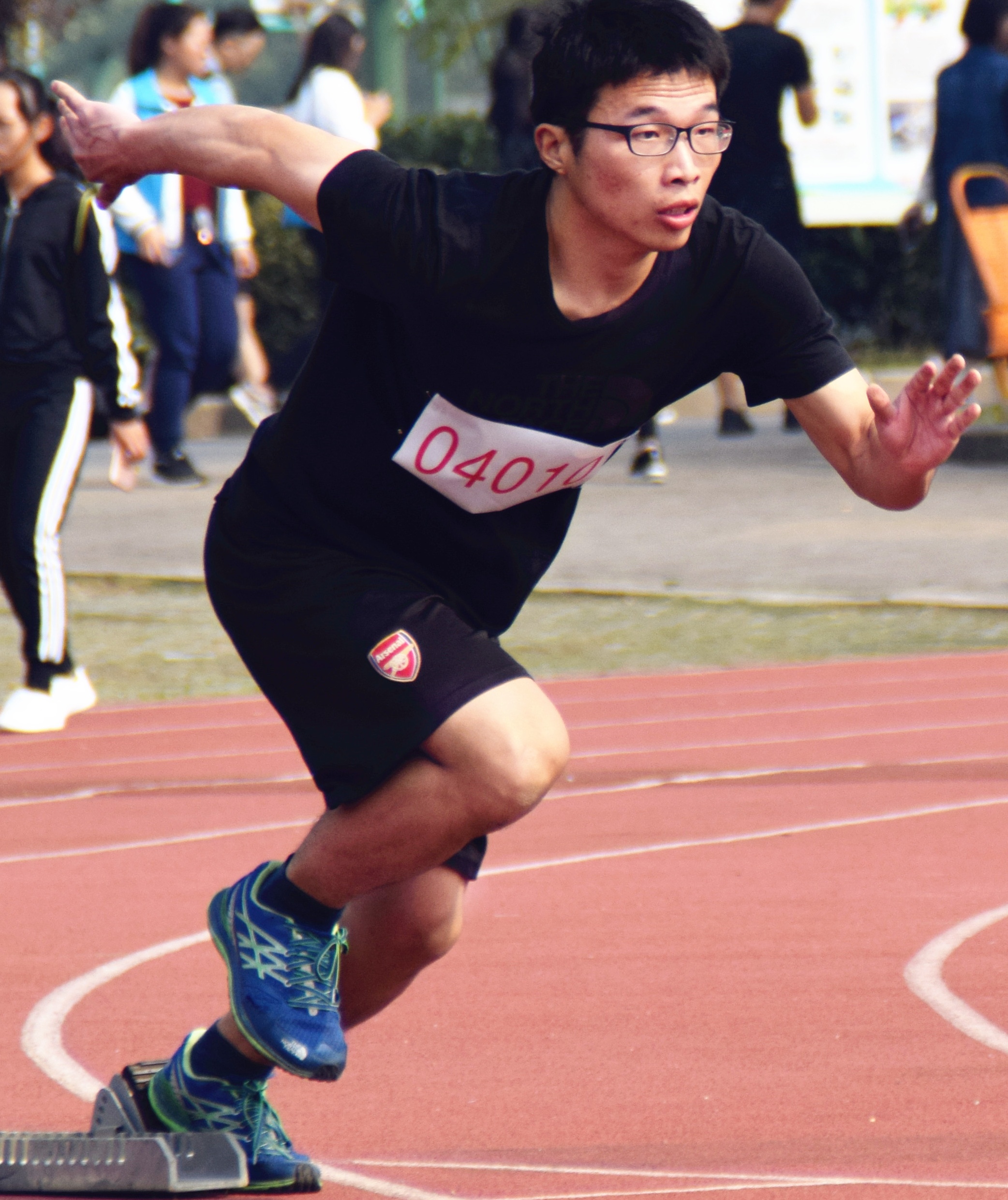 运动员在比赛现场奋勇拼搏